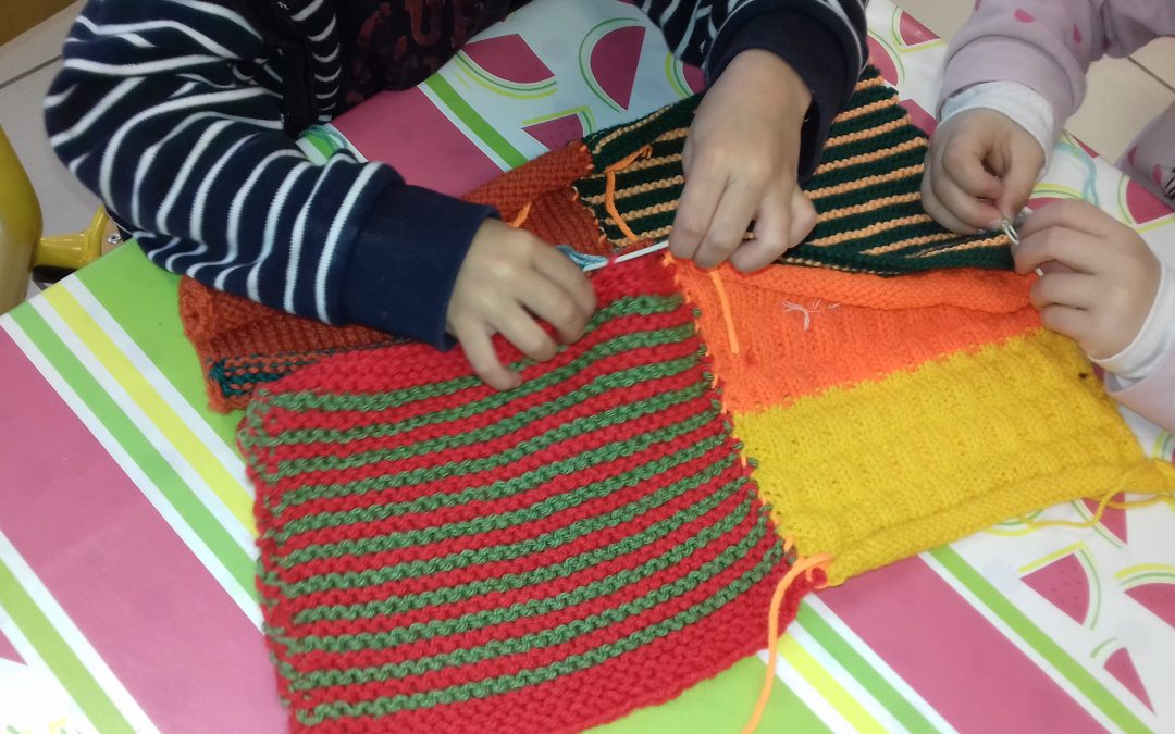 Apres- midi goûter, tricot-thé et petite couture sur la place du village