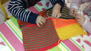 Apres- midi goûter, tricot-thé et petite couture sur la place du village